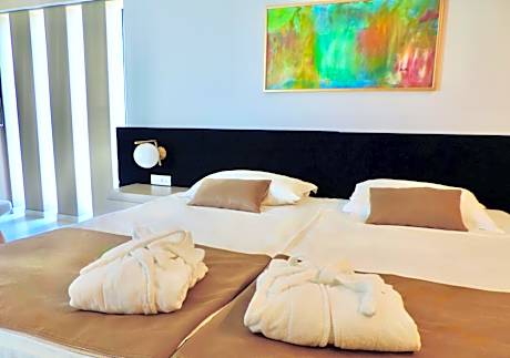 Deluxe Suite with Balcony and Sea View