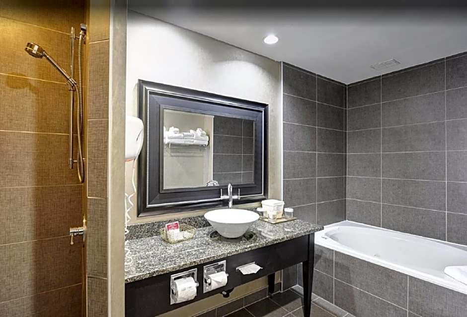 Travelodge Hotel & Convention Center by Wyndham Quebec City