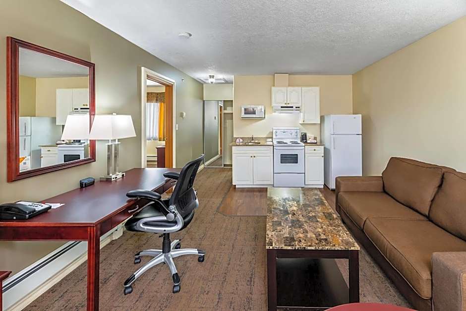 Econo Lodge  Inn & Suites