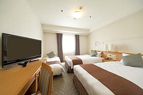 Twin Room with Sofa Bed - Smoking
