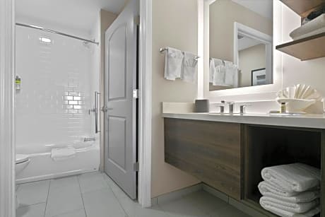 1 King Bed 2 Queen Beds 2 Bedroom Suite