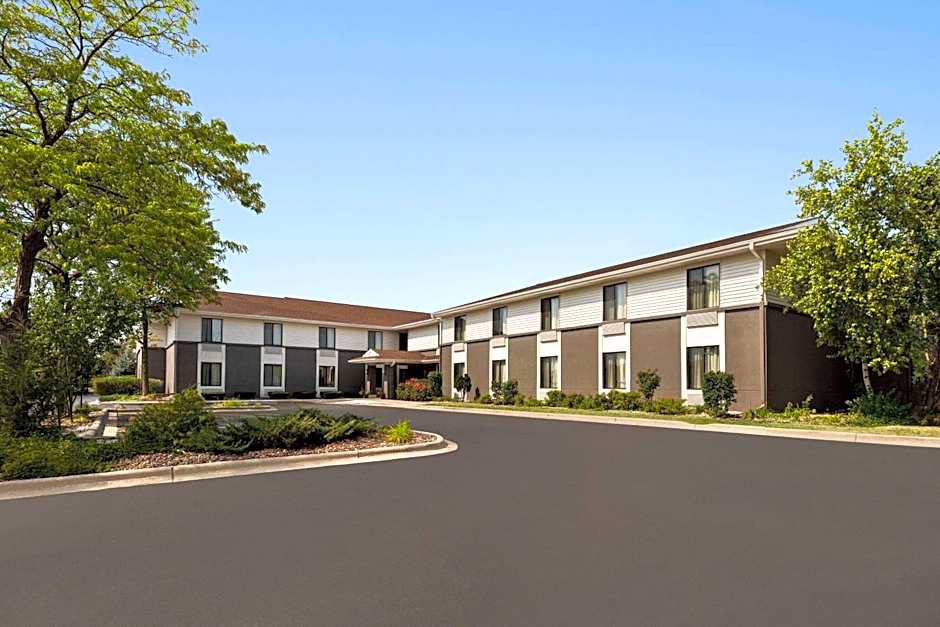 Super 8 by Wyndham Germantown/Milwaukee