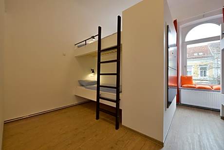 Bed in 10-Bed Mixed Dormitory Room