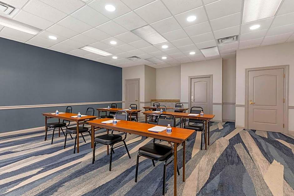 Comfort Inn & Suites Cuyahoga Falls - Akron