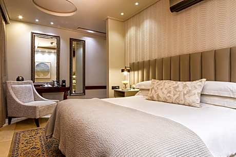 Deluxe King Room - Mobility-Friendly