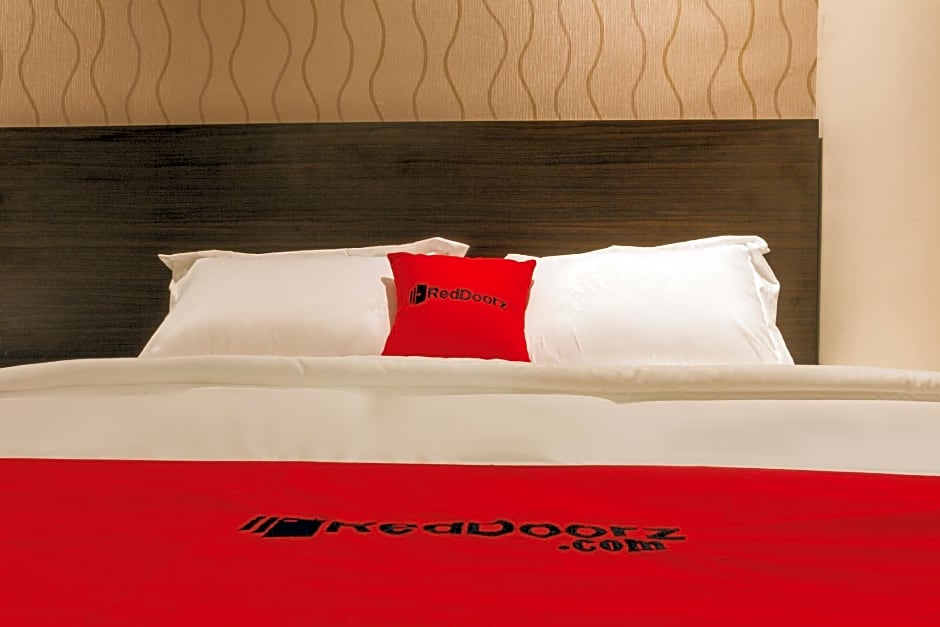 RedDoorz Plus @ Dipatiukur