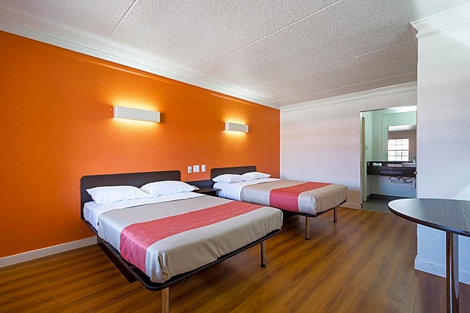 Motel 6 Dallas Market Center