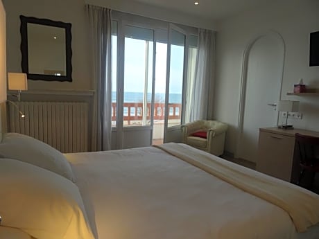 Superior Large Double or Twin Room with Terrace and Sea View 