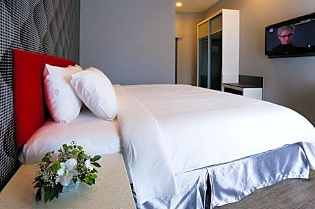 Deluxe King Room with Street View