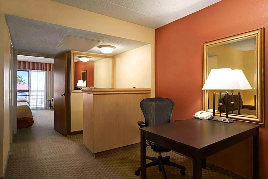 Wyndham El Paso Airport Hotel And Water Park