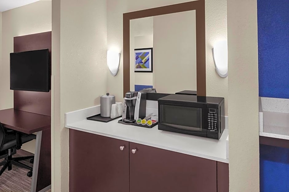 Holiday Inn Express & Suites Asheville SW - Outlet Ctr Area