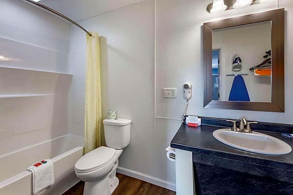 Econo Lodge Inn & Suites Sandusky South