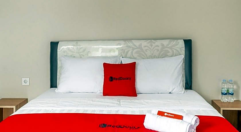 RedDoorz near Puri Indah Lippo Mall 2