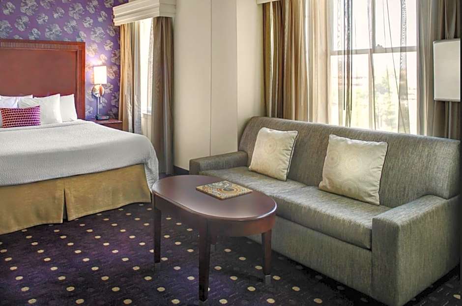 Courtyard by Marriott Kansas City Country Club Plaza