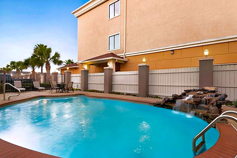 Days Inn & Suites by Wyndham Houston Hobby Airport