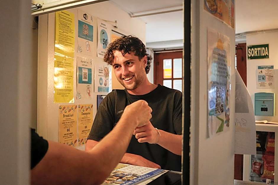 Mana Mana Youth Hostel