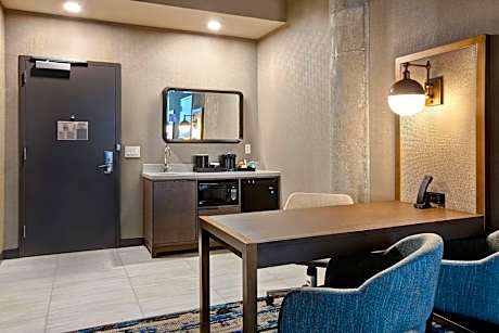 Queen Corner Suite with Two Queen Beds