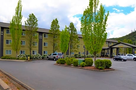 Super 8 by Wyndham Roseburg