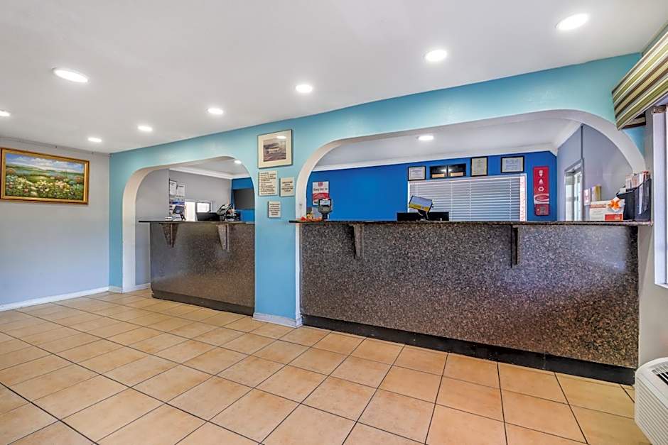 Econo Lodge Inn & Suites I-64 & Us 13