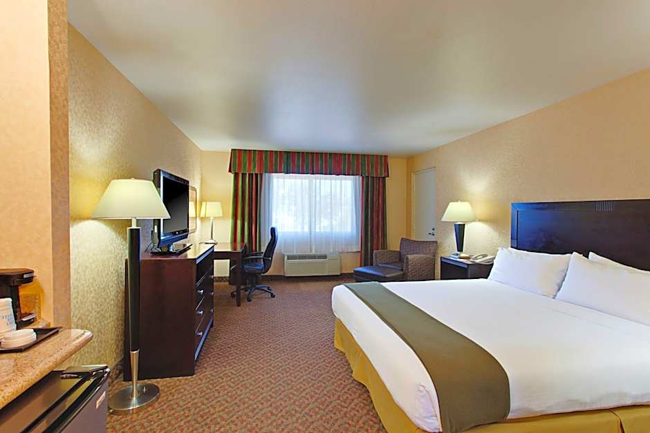 Photo 1 of 2 of Standard 1 King Bed, Mobility Accessible, Roll in Shower