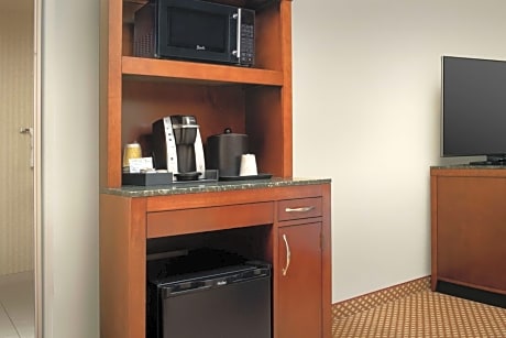  2 QUEEN BEDS - COMP WIFI - HDTVS WITH HI-DEF CHANNELS - REFRIGERATOR-MICROWAVE - POD COFFEE BRWR -