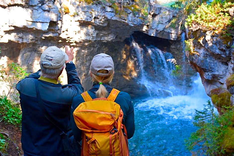 Johnston Canyon Lodge & Bungalows