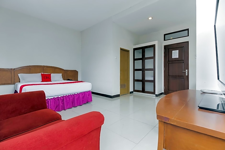 RedDoorz Near Trans Studio Mall 3