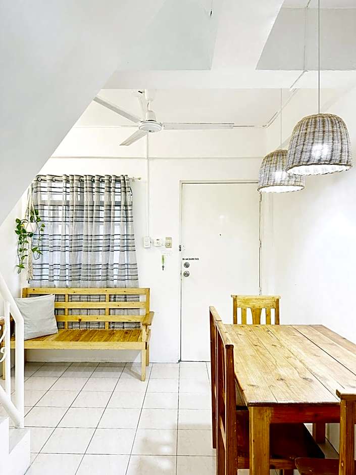 Nomads MNL Backpackers Homestay - near Airport