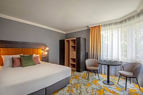 Standard Queen Room