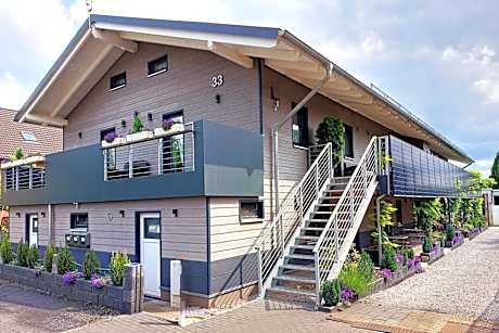 APPARTEMENTHAUS "AM KORNFELD" - 10 Apartments, 40 Betten, Raucher-Balkon, Waschraum, Garten, Grillplatz, Tischtennis, Parkplatz