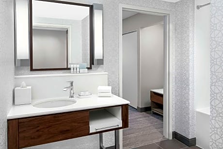 1 King Mobility Hearing Accessible Tub Corner