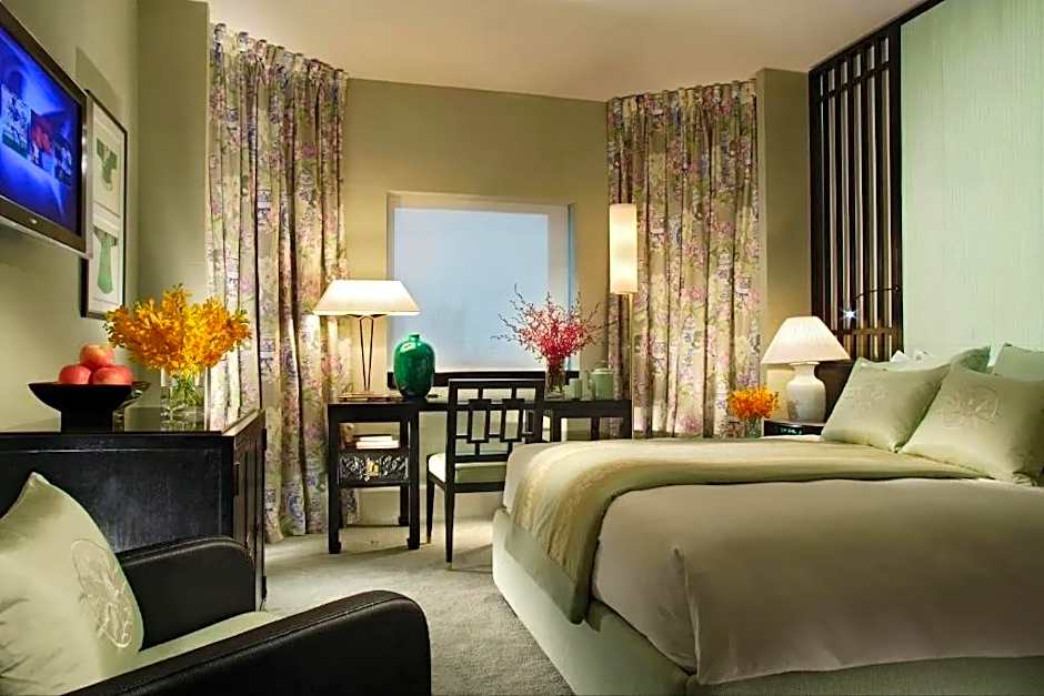 Photo 1 of 1 of Deluxe Signature 1 Queen Bed
