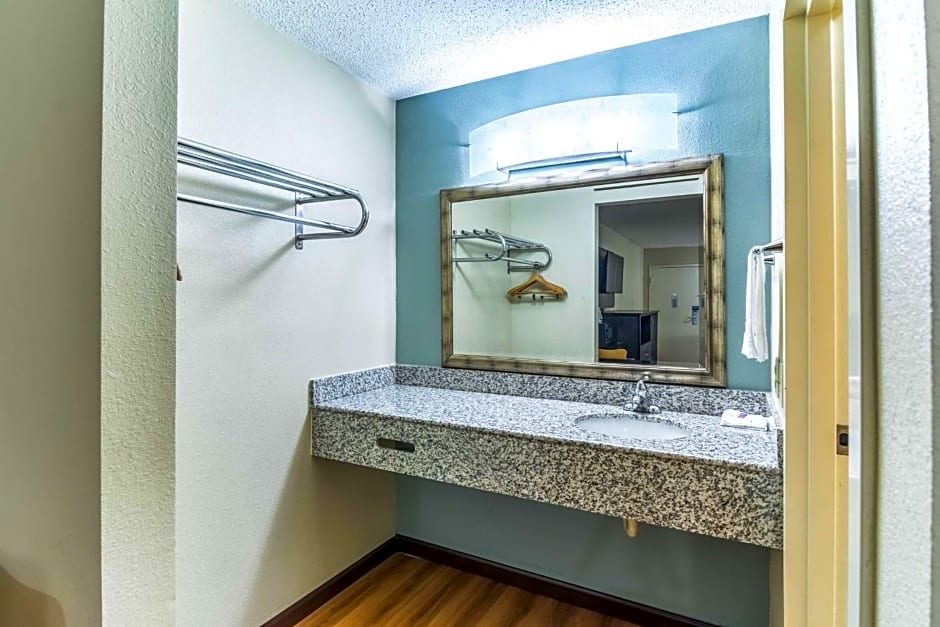 Motel 6-Kenly, NC