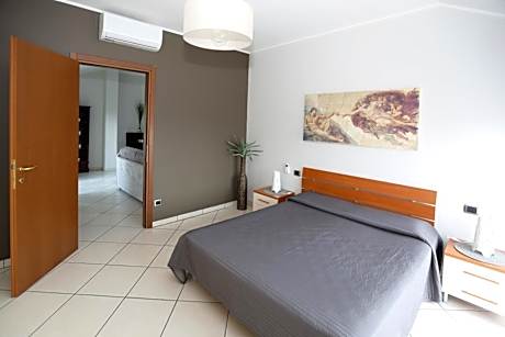 One-Bedroom Apartment - Annex