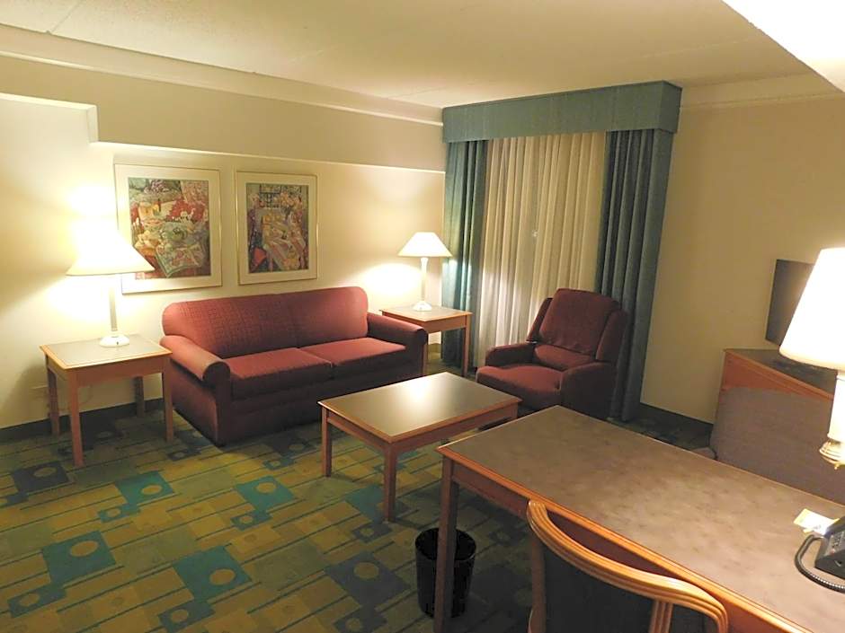 Days Inn & Suites by Wyndham Arlington Heights