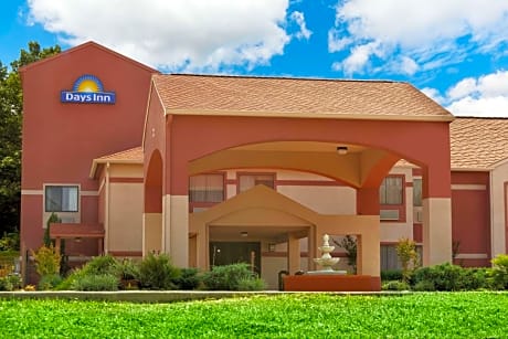 Days Inn by Wyndham Lumberton