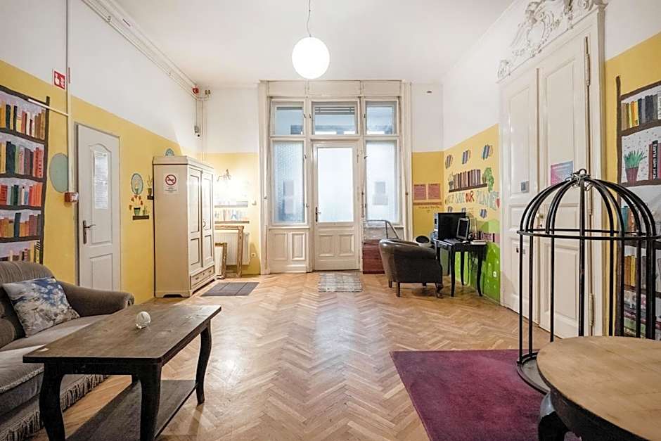 Baroque Hostel & Coworking