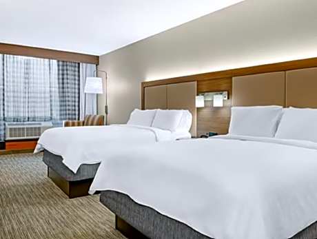 2 Queen Beds Suite Comm Access Tub