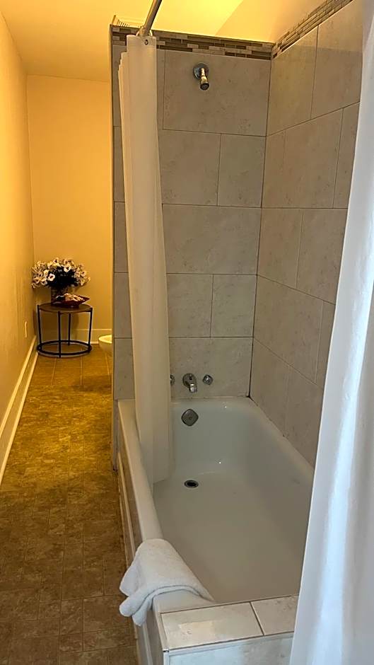 Admiral's Quay Motel & Suites