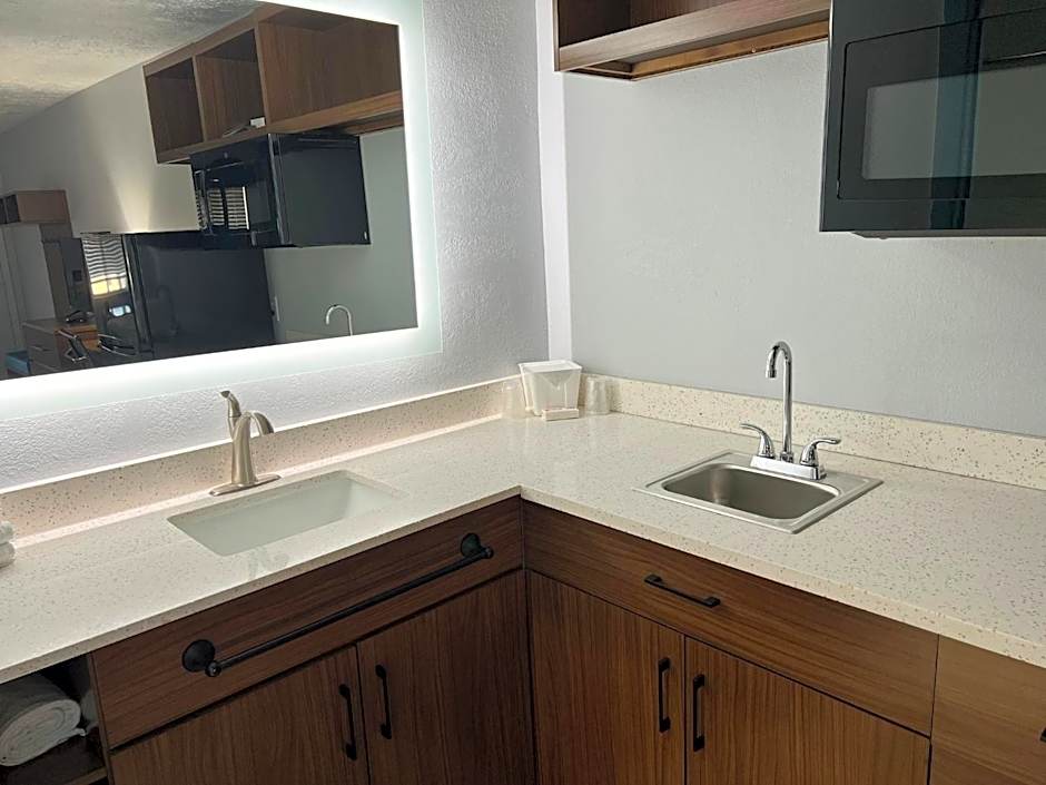 HomeTowne Studios by Red Roof Georgetown, KY