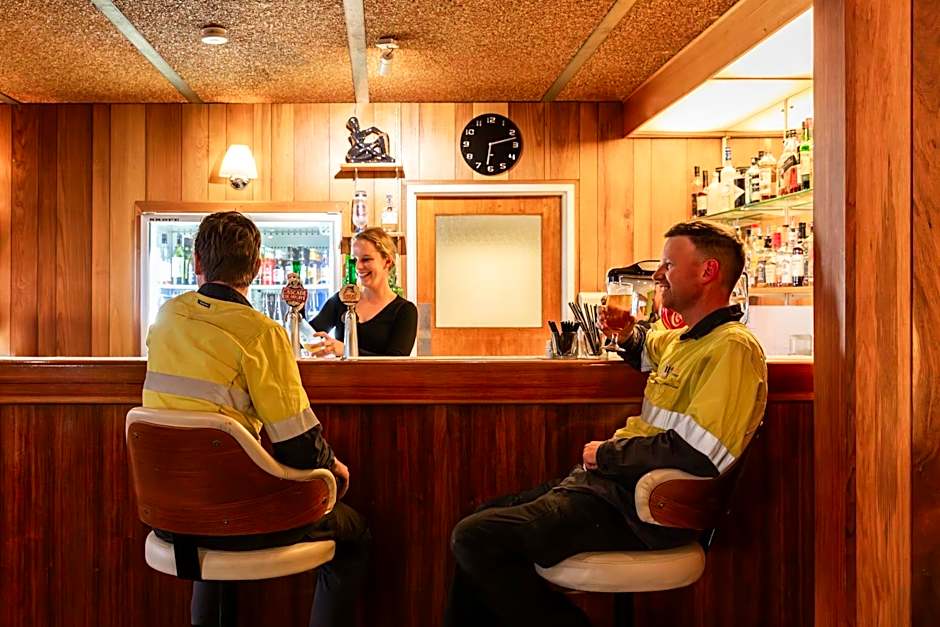 Riverfront Motel & Villas