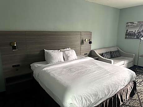 1 King Bed Non-Smoking