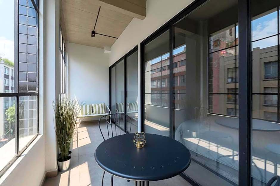 P402 Private balcony Apt 3Bdrm 2bth AC Rooftop