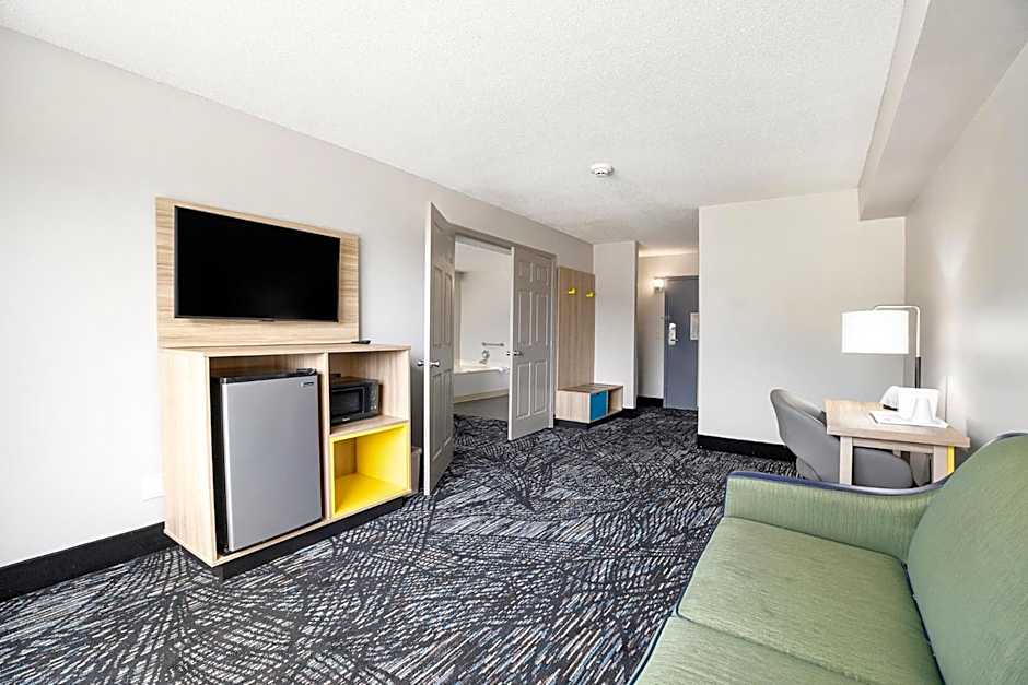 Days Inn & Suites by Wyndham Norton Shores/Muskegon