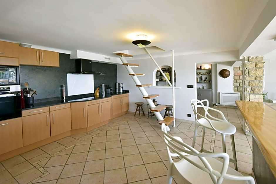 Family house with swimming pool & sea view