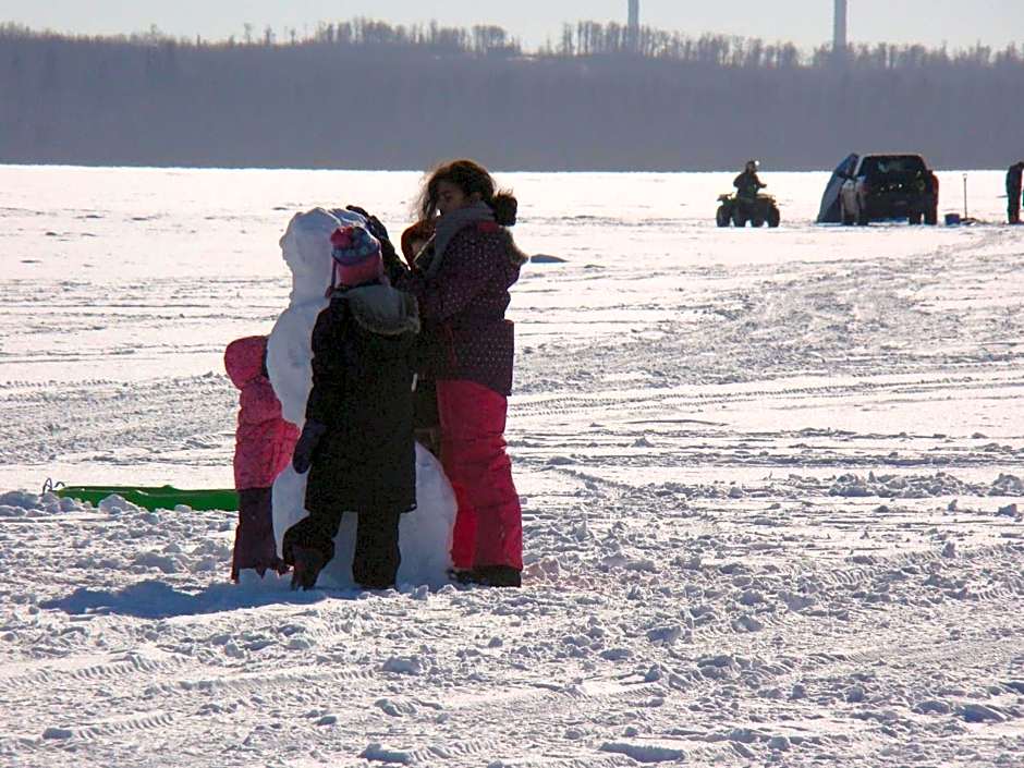 Shoreside Inn & Suites