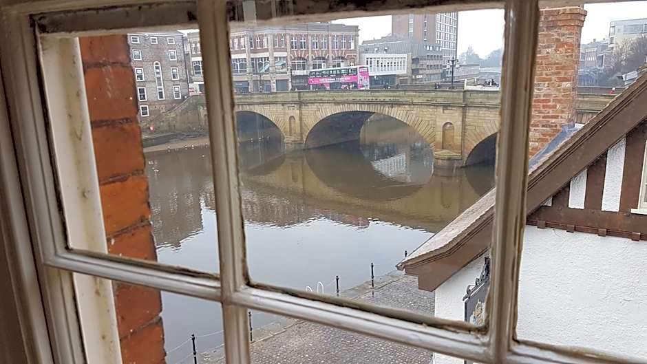 Lil's On The Waterfront