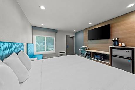 One King Bed Nonsmoking