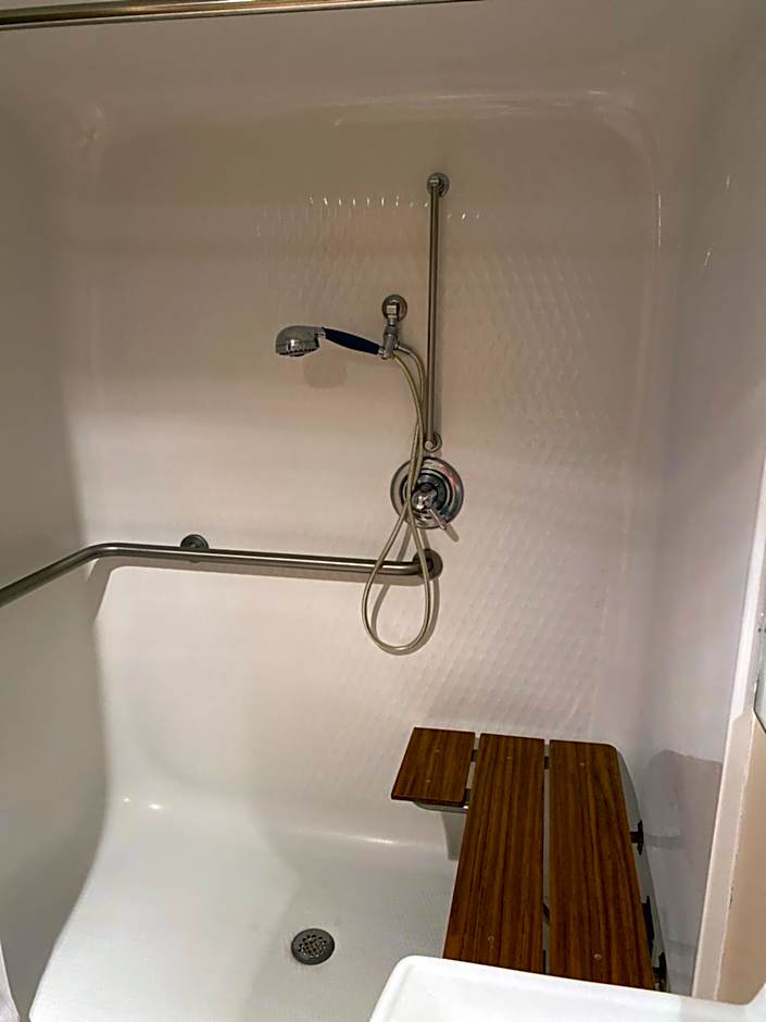 COLLINS INN & SUITES