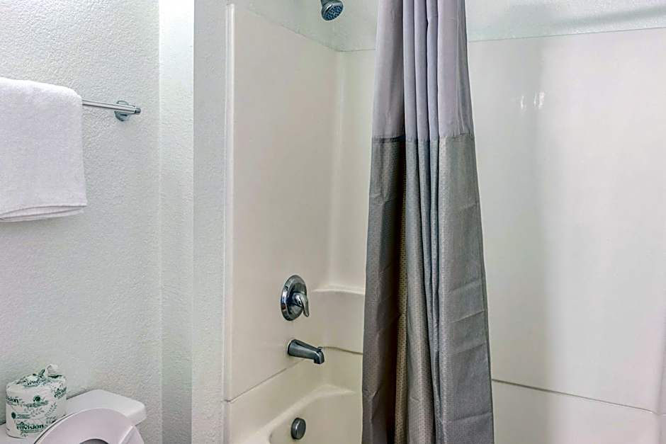 Motel 6-Bakersfield, CA - East